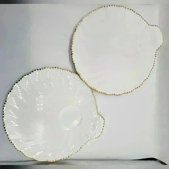 Vintage Set of 2 Gladstone Bone China Gold Trimmed Shell Plates 9" inches round - Picture 3 of 10